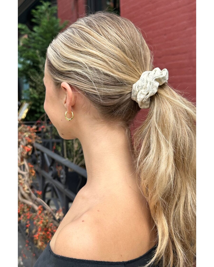 Brandy Melville Floral Scrunchie